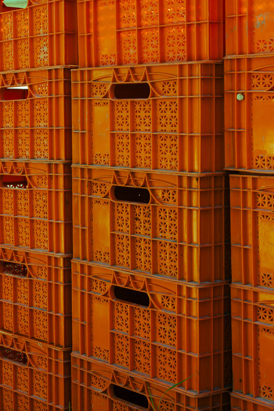 Stapel oranje herbruikbare plastic kratten in magazijn - herbruikbare transportverpakking