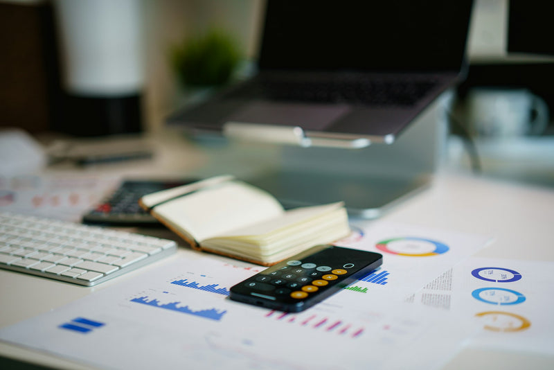Bureau met financiële grafieken en calculator — TCO-berekening