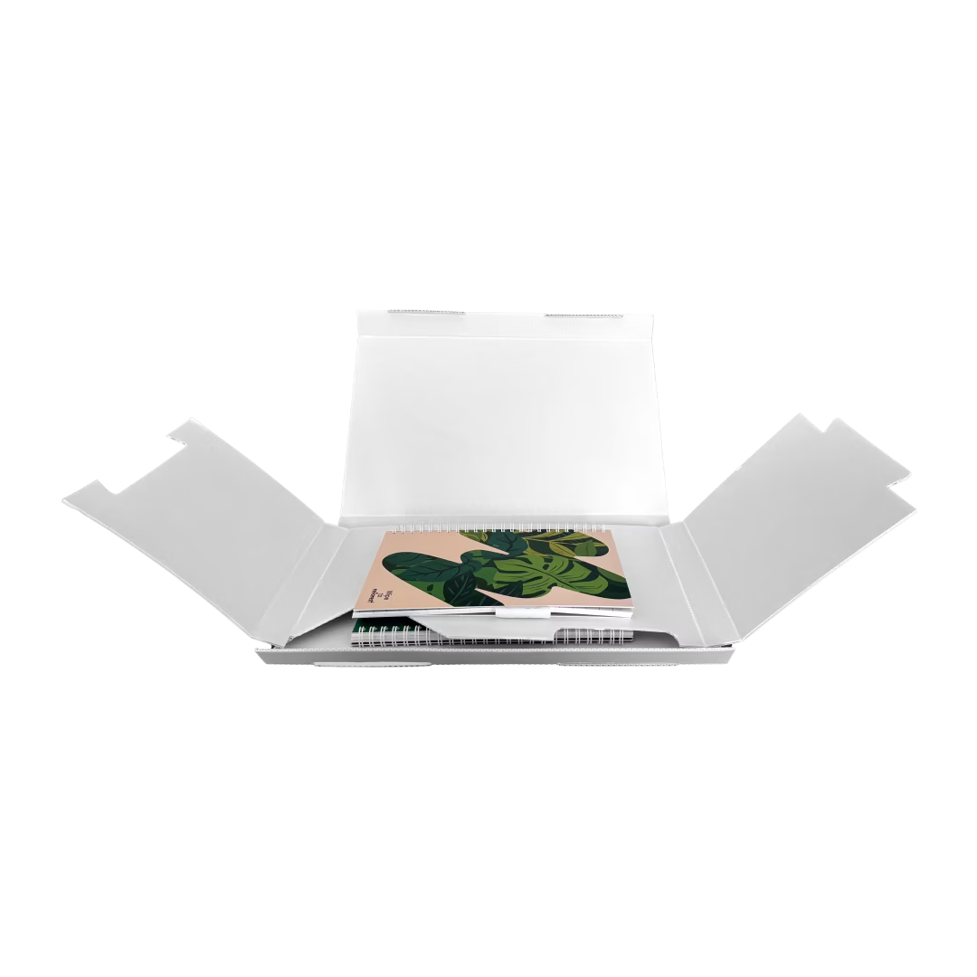 Open Stonepacker steenpapier verzenddoos met een MOYU notitieboek erin
