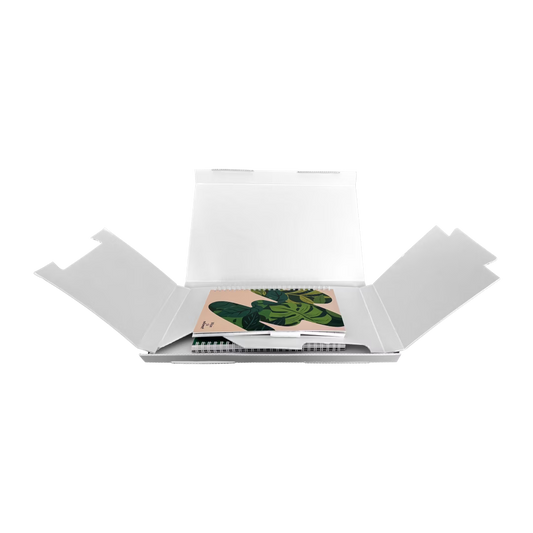 Open Stonepacker steenpapier verzenddoos met een MOYU notitieboek erin